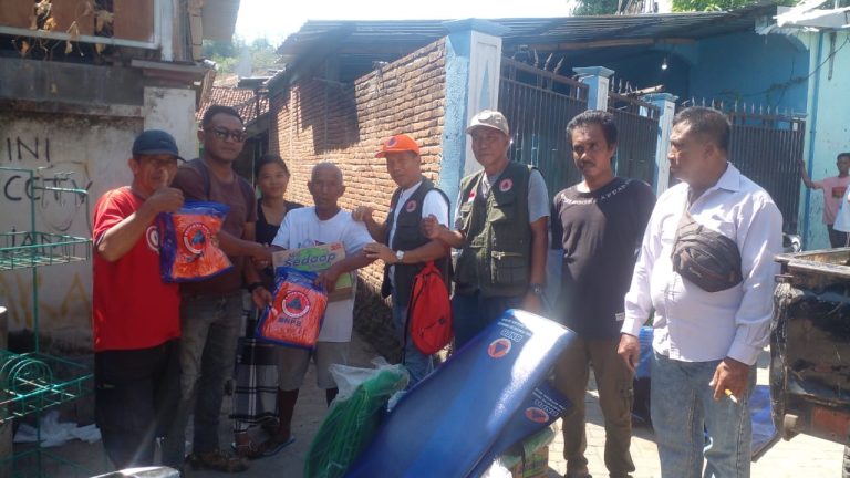 BPBD Sumbawa Berikan Bantuan Logistik Kepada Korban Kebakaran