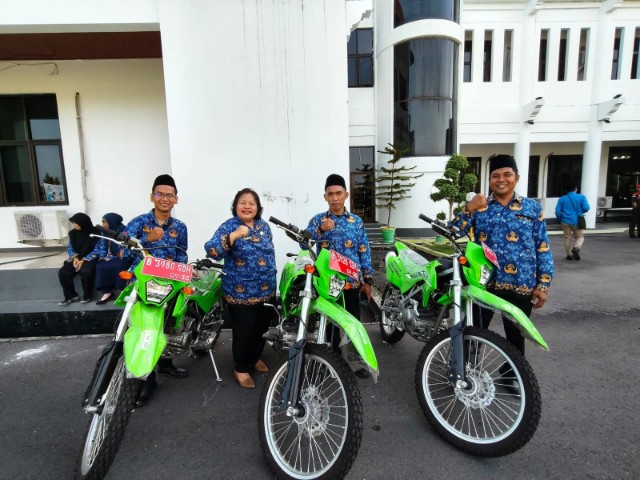 Bupati Sumbawa Serahkan Kendaraan Dinas ke Penyuluh Pertanian