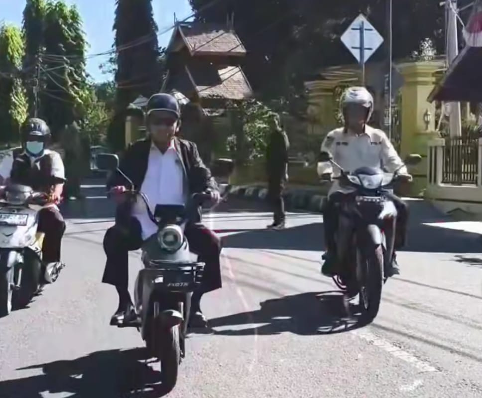 Aksi Nyata Dukung Penghematan BBM, Wabup Sumbawa Gunakan Sepeda Listrik ke Kantor