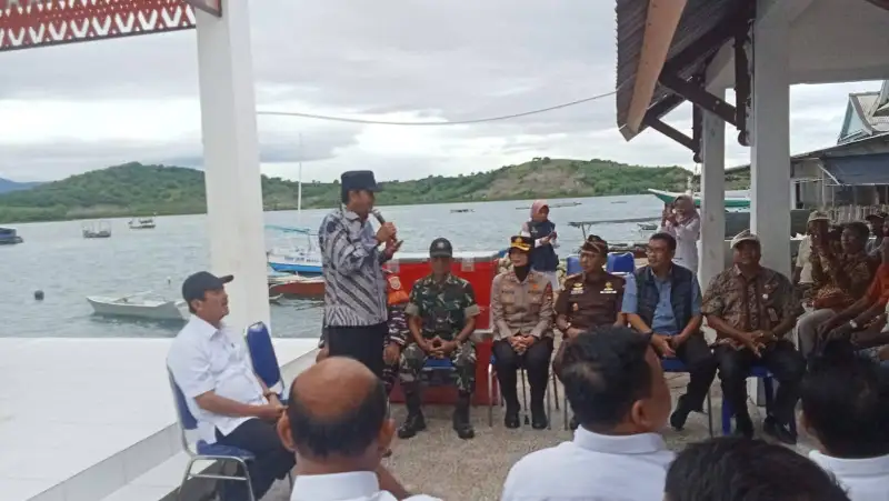 Menteri KP dan Bupati Sumbawa Tinjau Bantuan Fasilitas Nelayan di Pulau Bungin