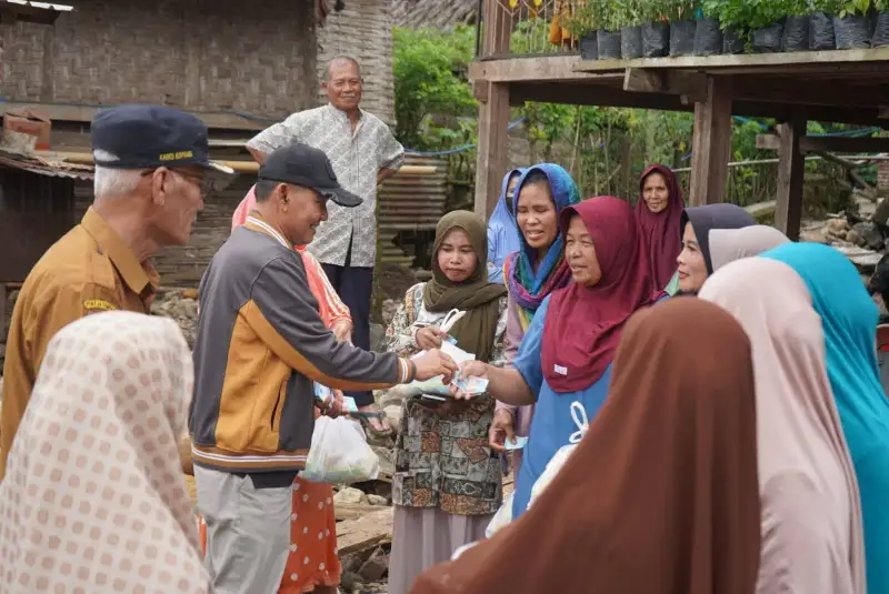 Beri Bantuan Korban Banjir, Wabup Sumbawa Ajak Masyarakat Bersama Jaga Alam